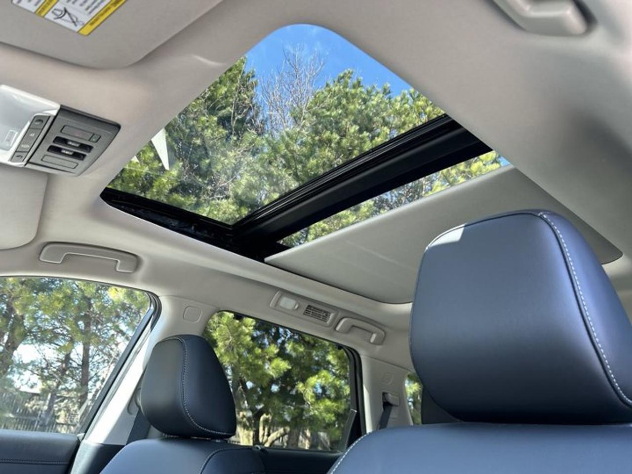2025 Nissan Pathfinder SL 4WD | One owner | No accidents | Leather Seats Photo