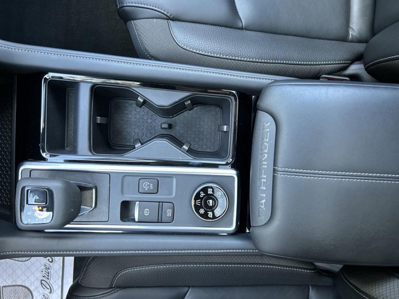 2025 Nissan Pathfinder SL 4WD | One owner | No accidents | Leather Seats Photo