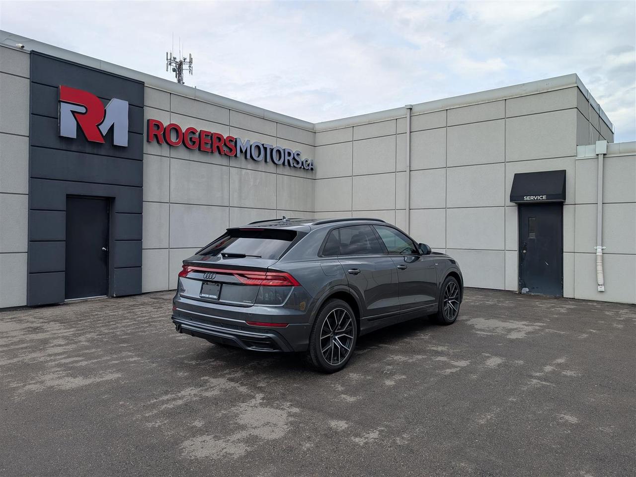 2023 Audi Q8 TECHNIK S-LINE - NAVI - PANO ROOF - TECH FEATURES Photo