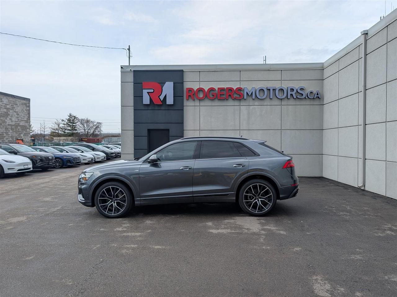 2023 Audi Q8 TECHNIK S-LINE - NAVI - PANO ROOF - TECH FEATURES Photo