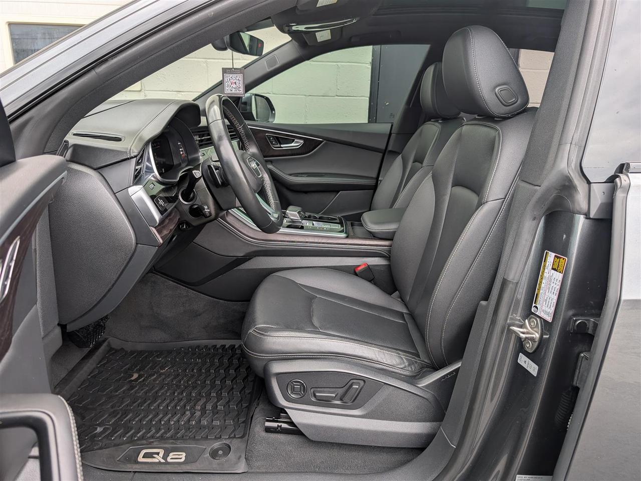 2023 Audi Q8 TECHNIK S-LINE - NAVI - PANO ROOF - TECH FEATURES Photo