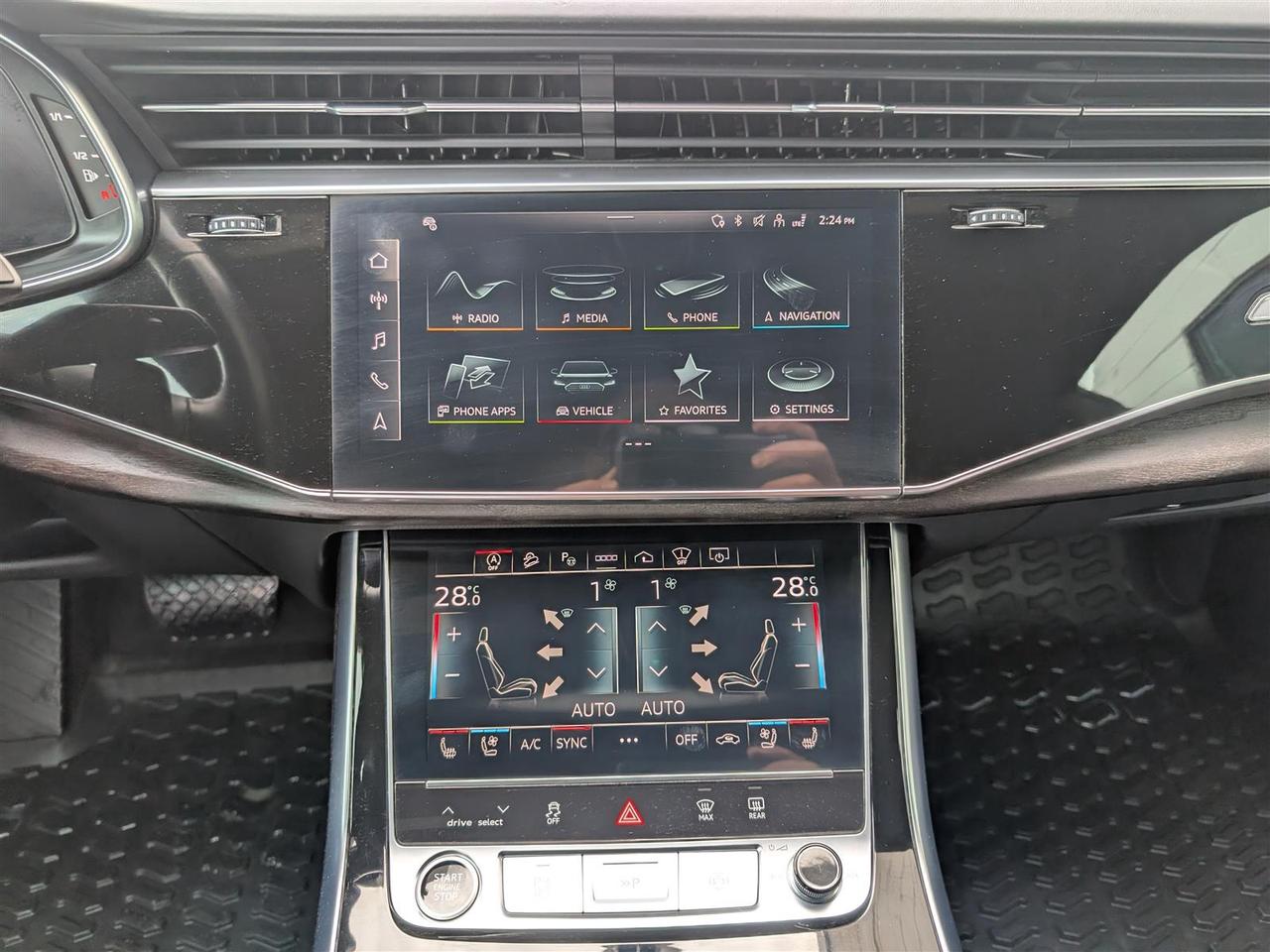 2023 Audi Q8 TECHNIK S-LINE - NAVI - PANO ROOF - TECH FEATURES Photo