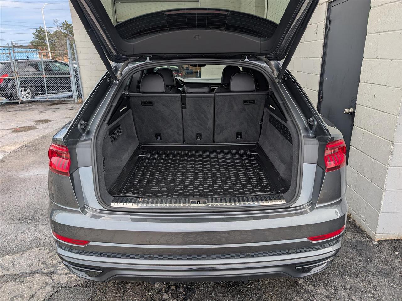 2023 Audi Q8 TECHNIK S-LINE - NAVI - PANO ROOF - TECH FEATURES Photo