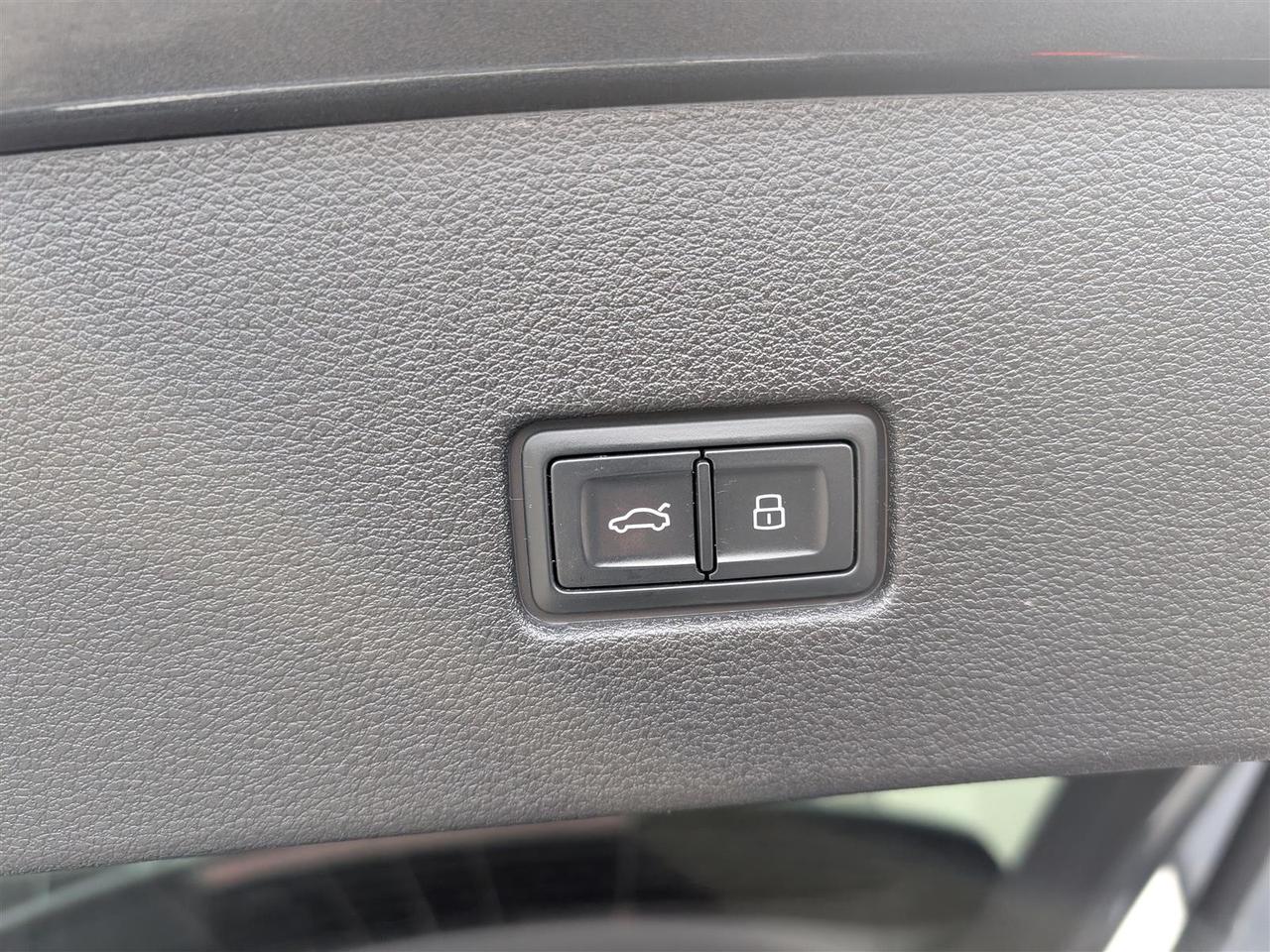 2023 Audi Q8 TECHNIK S-LINE - NAVI - PANO ROOF - TECH FEATURES Photo