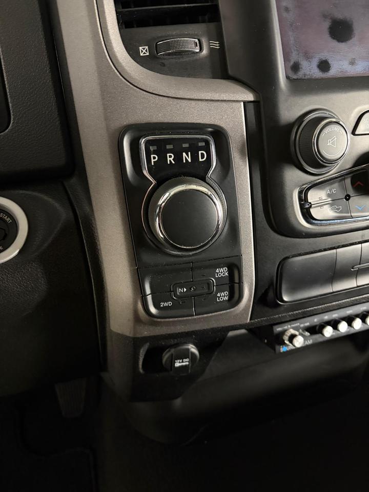 2020 RAM 1500 Classic EXPRESS Photo2