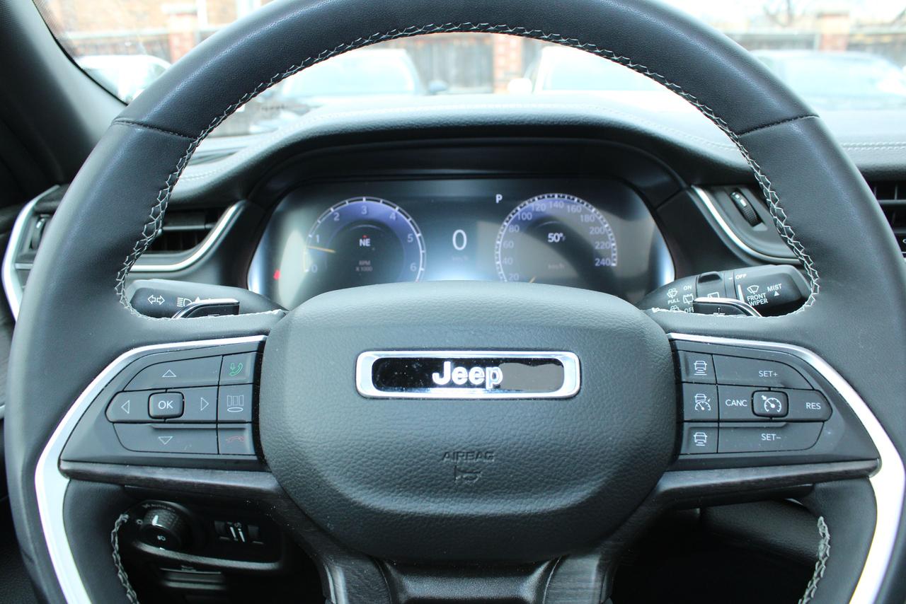 2024 Jeep Grand Cherokee Limited 4x4 6 Passenger Photo