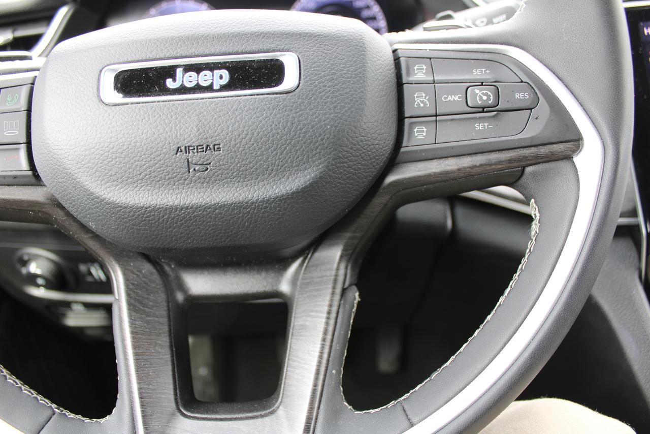 2024 Jeep Grand Cherokee Limited 4x4 6 Passenger Photo