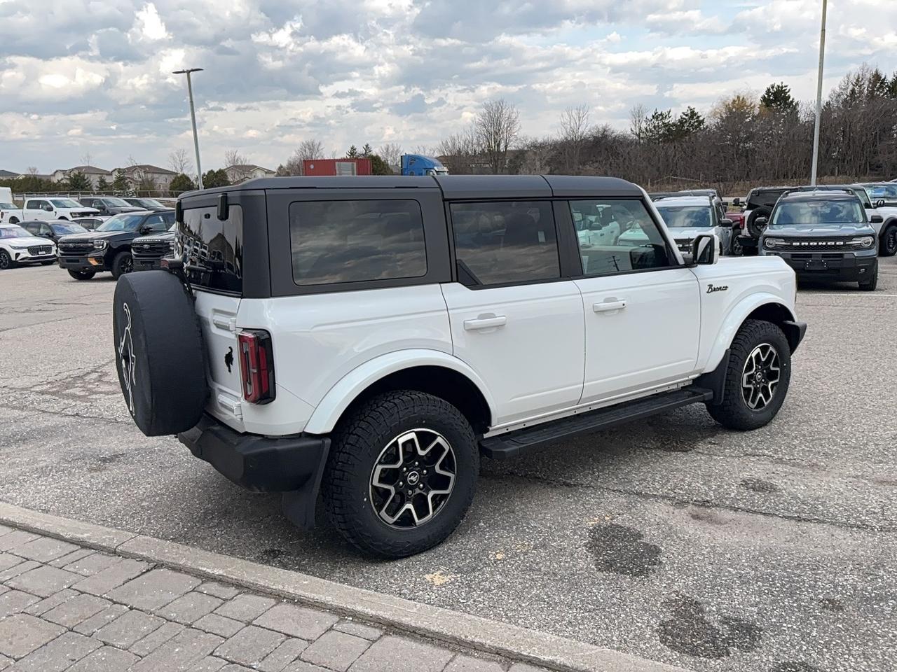 2024 Ford Bronco LOCAL TRADE! HIGH PACKAGE! HARD TOP! HEATED WHEEL! Photo4