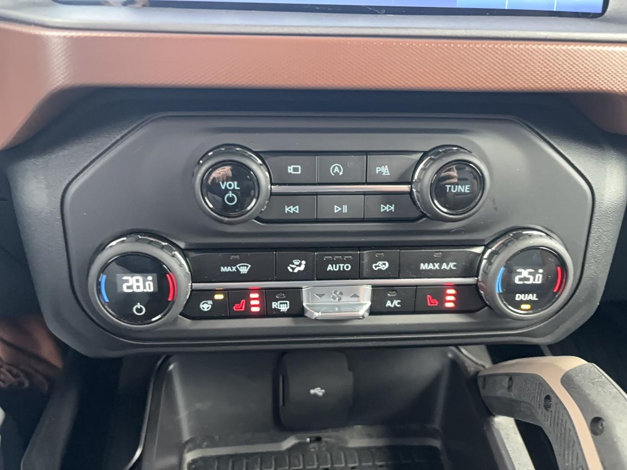 2024 Ford Bronco LOCAL TRADE! HIGH PACKAGE! HARD TOP! HEATED WHEEL! Photo