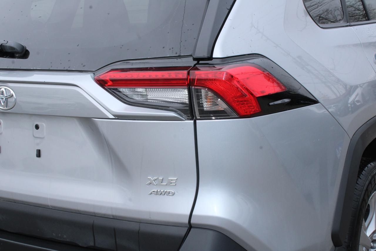 2025 Toyota RAV4 XLE AWD Photo4