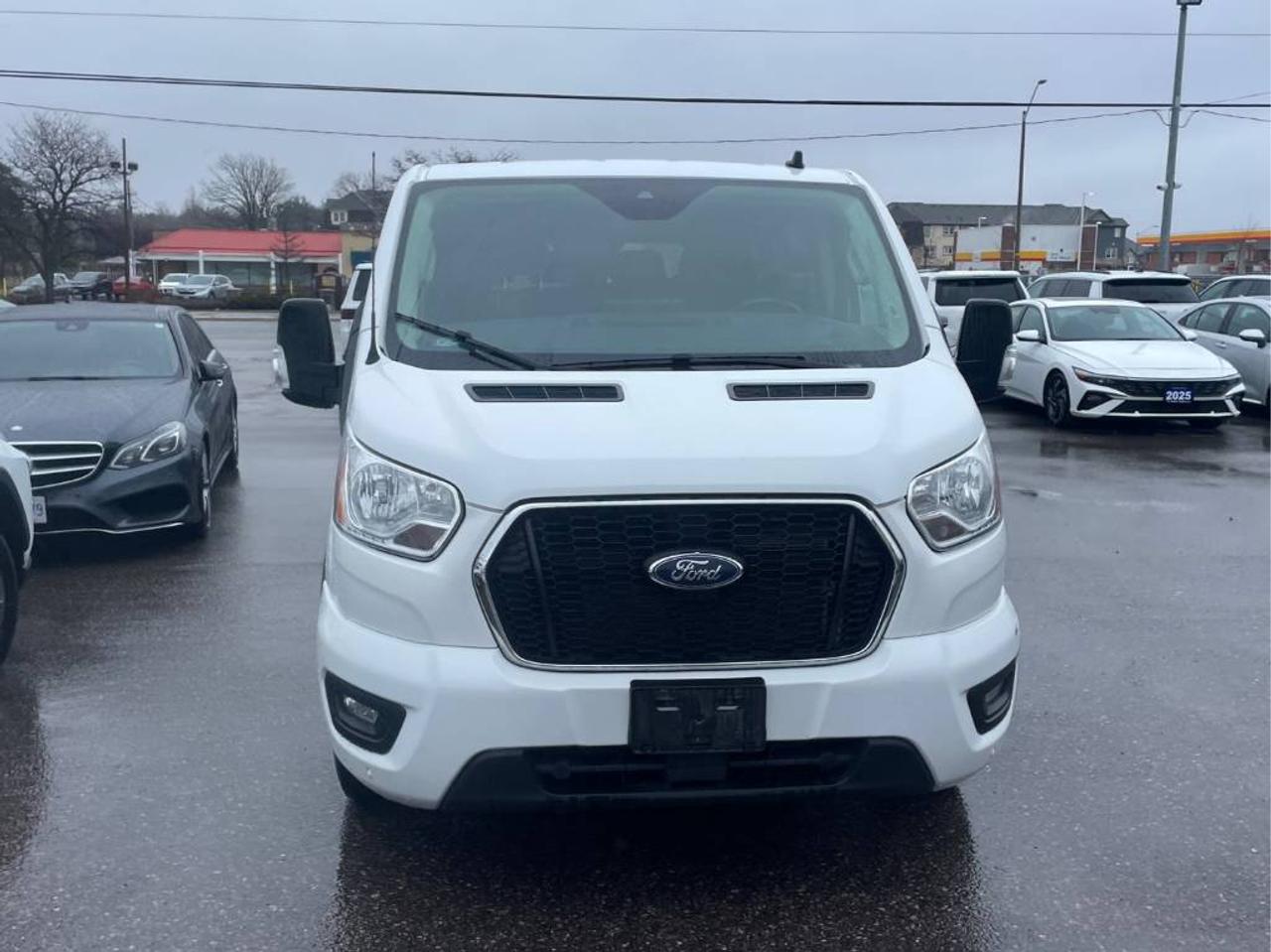 2022 Ford Transit XLT 12 passnger Photo