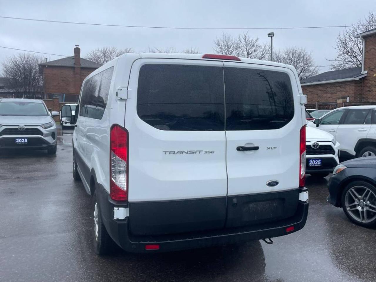 2022 Ford Transit XLT 12 passnger Photo