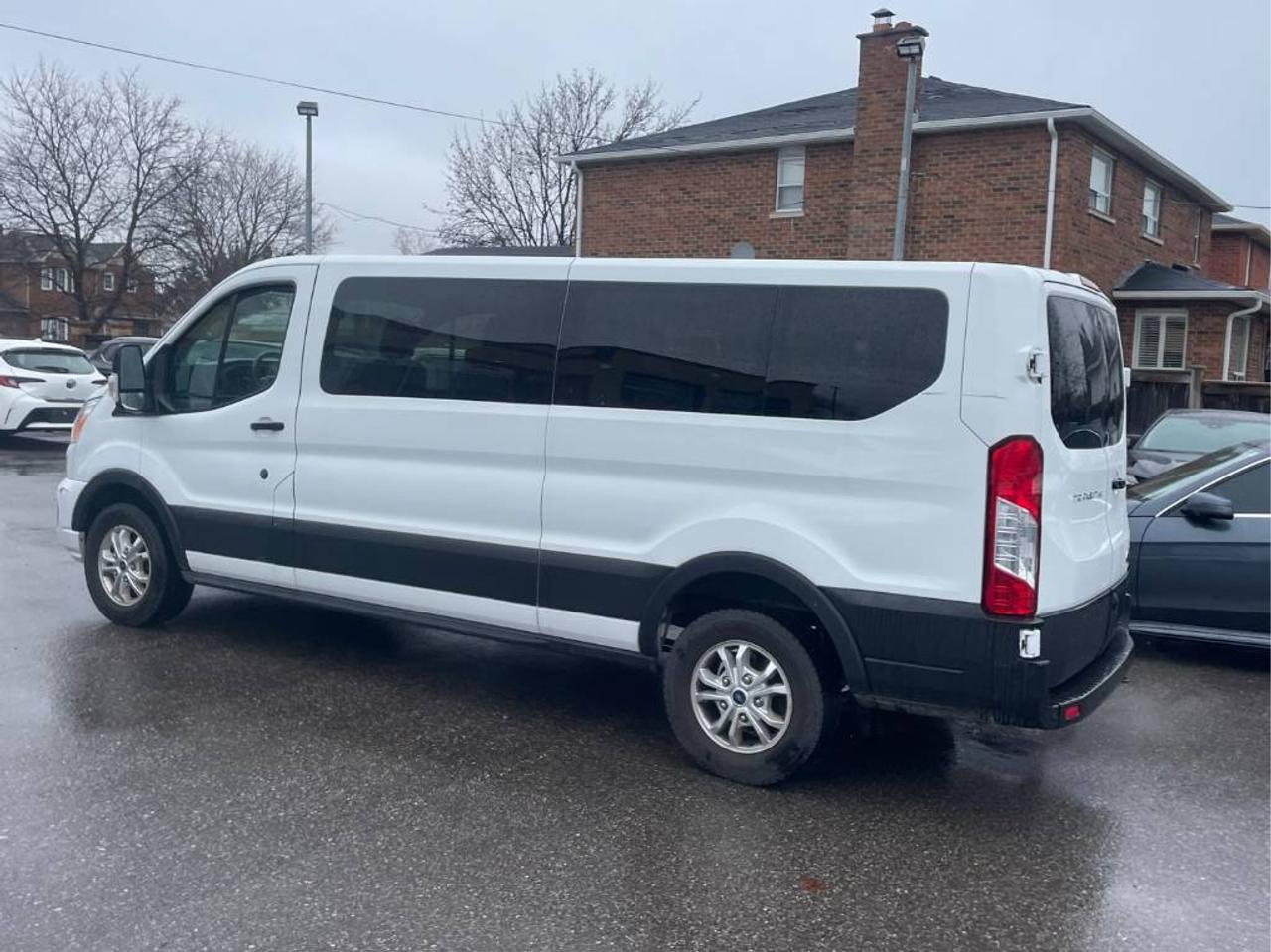 2022 Ford Transit XLT 12 passnger Photo