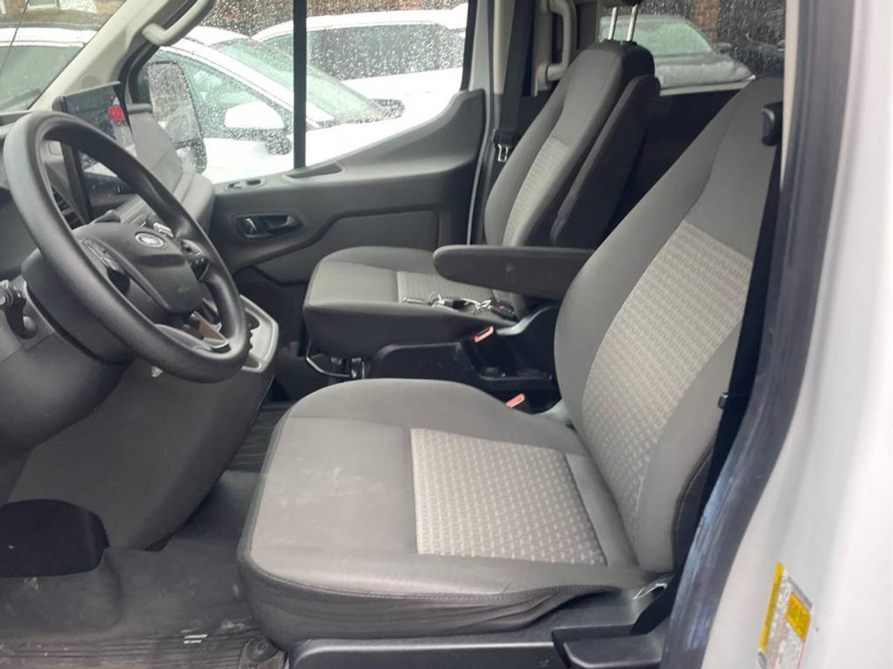 2022 Ford Transit XLT 12 passnger Photo