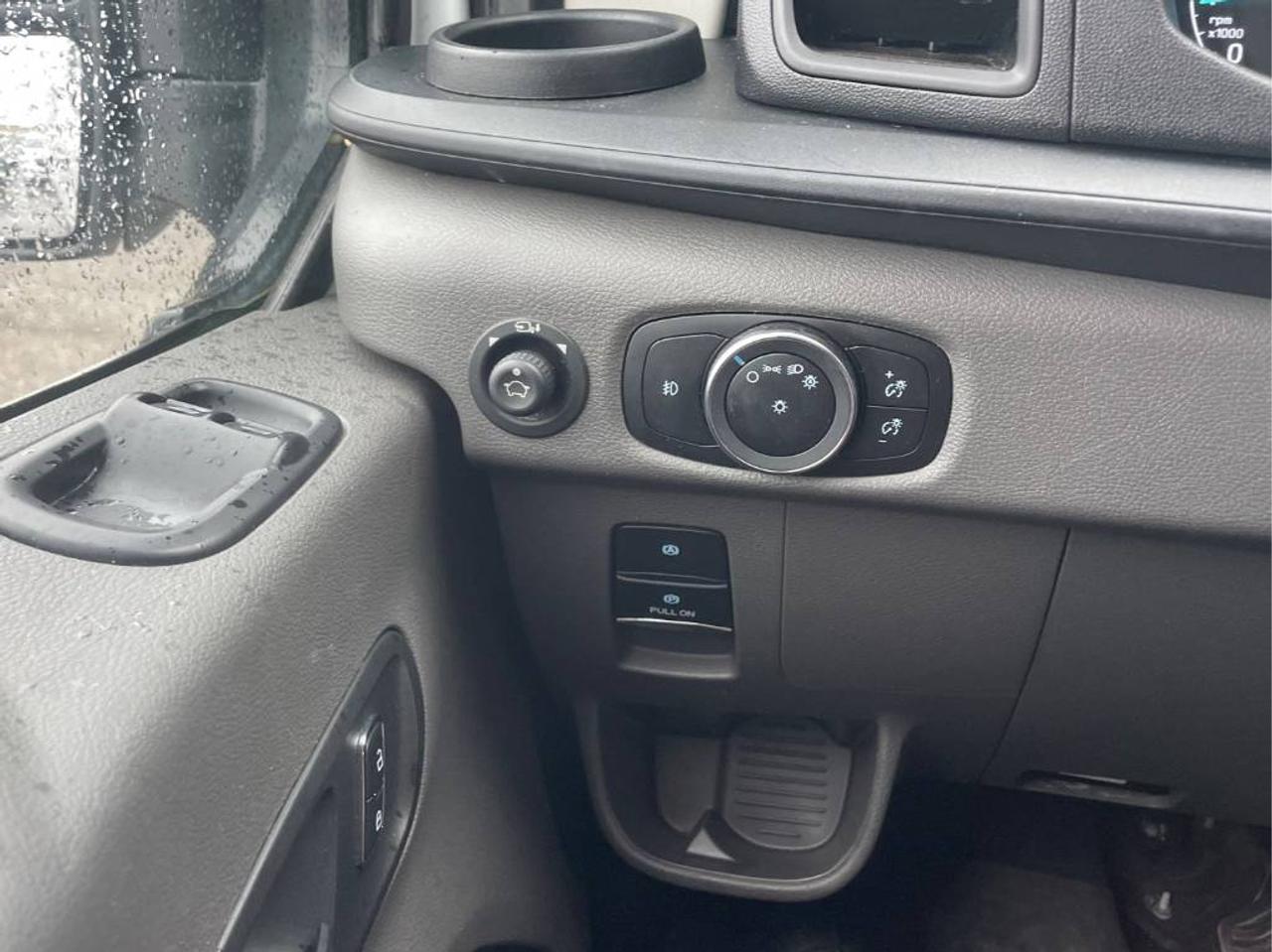 2022 Ford Transit XLT 12 passnger Photo