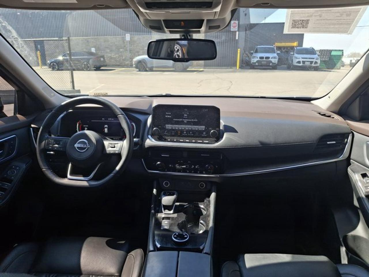 2023 Nissan Rogue Platinum AWD | Leather | Remote Start | Heated Seats + Steering | Pro Pilot Assist | Carplay & More! Photo4