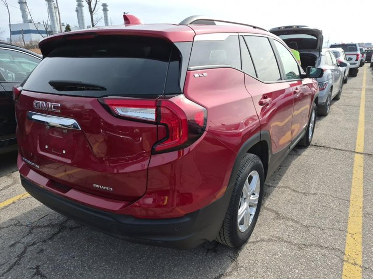 2022 GMC Terrain SLE AWD | Sunroof | Nav | Adaptive Cruise | Power Liftgate | Rear Camera | Alloy Wheels and More ! Photo2