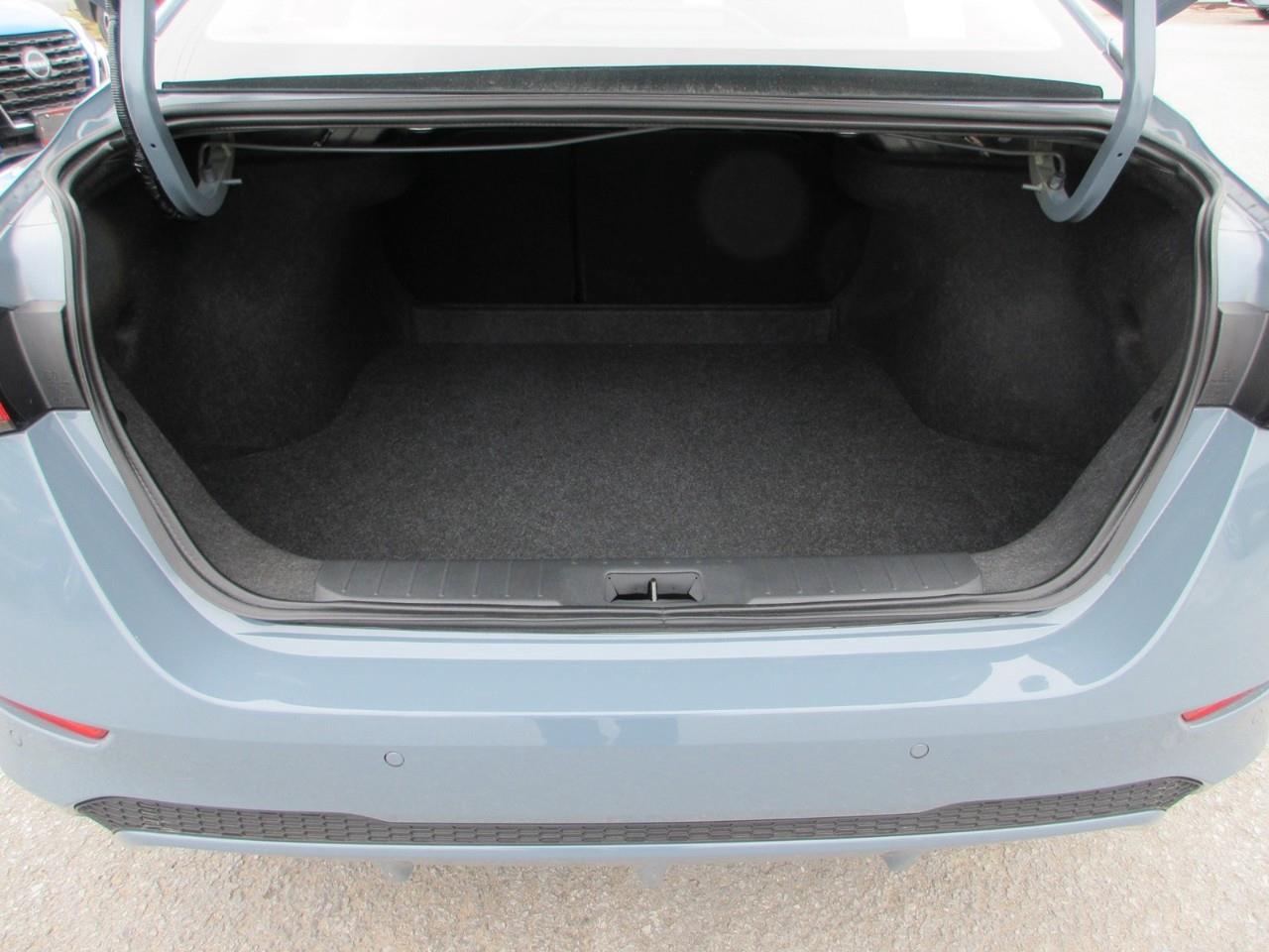 2025 Nissan Sentra SV Photo4