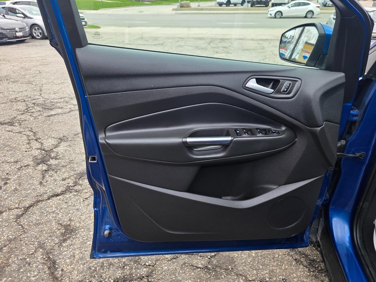 2018 Ford Escape SE LOW KMS | ACCIDENT FREE | Backup Camera | Heated Seats Photo