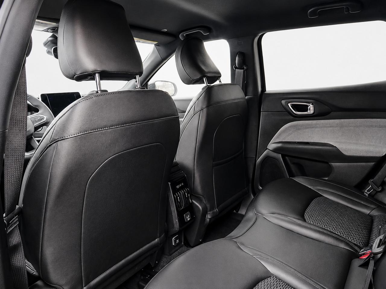 2026 Jeep Compass NORTH 4X4 | Htd. Seats & Wheel | 8.4" Touchscreen Photo