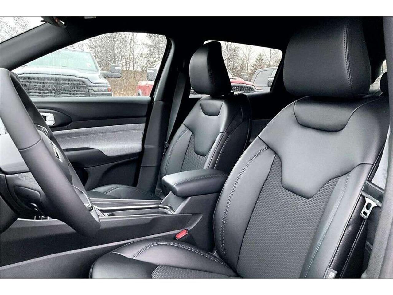 2026 Jeep Compass NORTH | 8.4" TOUCHSCREEN | Carplay | Htd Seats Photo