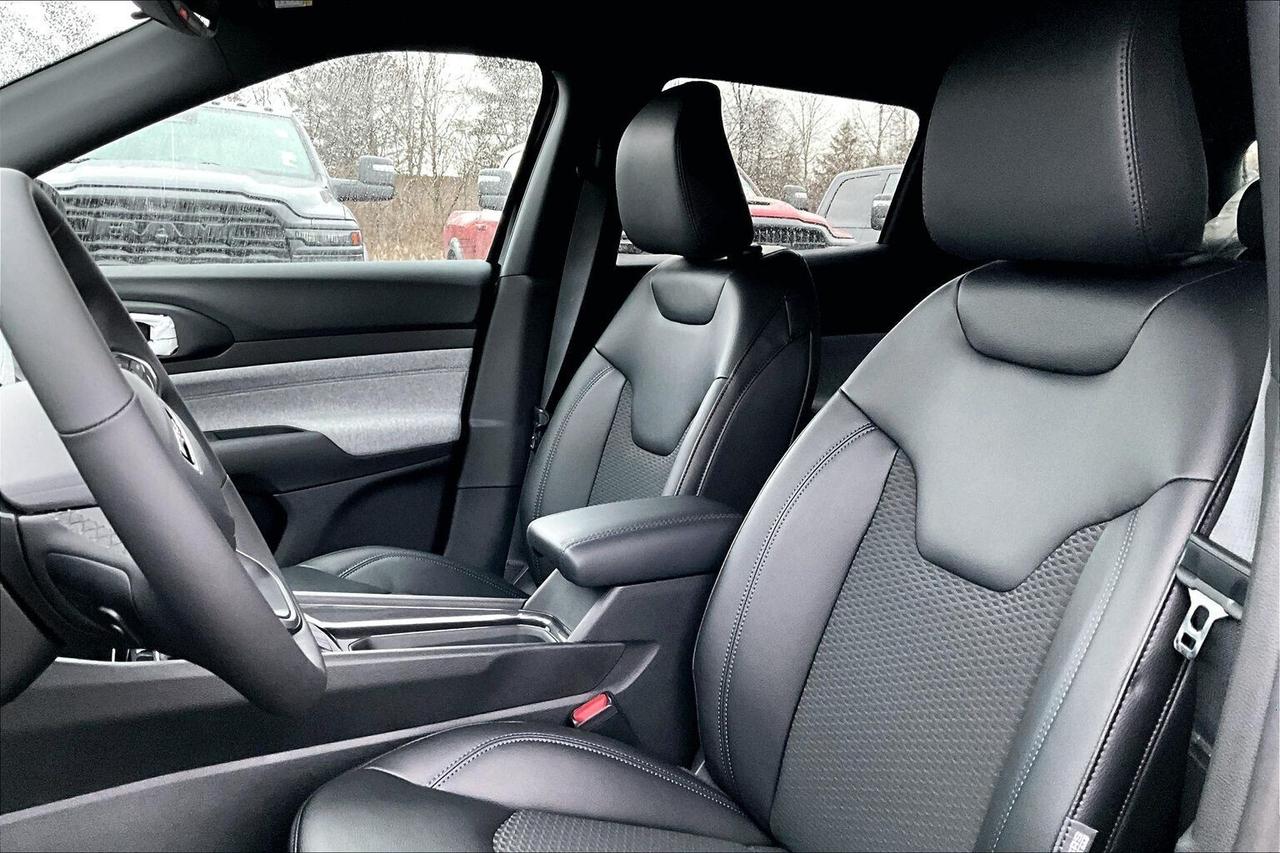 2026 Jeep Compass NORTH 4X4 | Htd. Seats & Wheel | 8.4" Touchscreen Photo