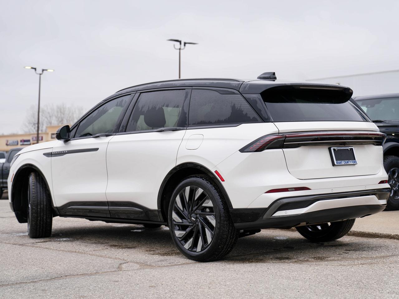 2025 Lincoln Nautilus RESERVE AWD | PANO ROOF | LEATHER | JET PKG! Photo3