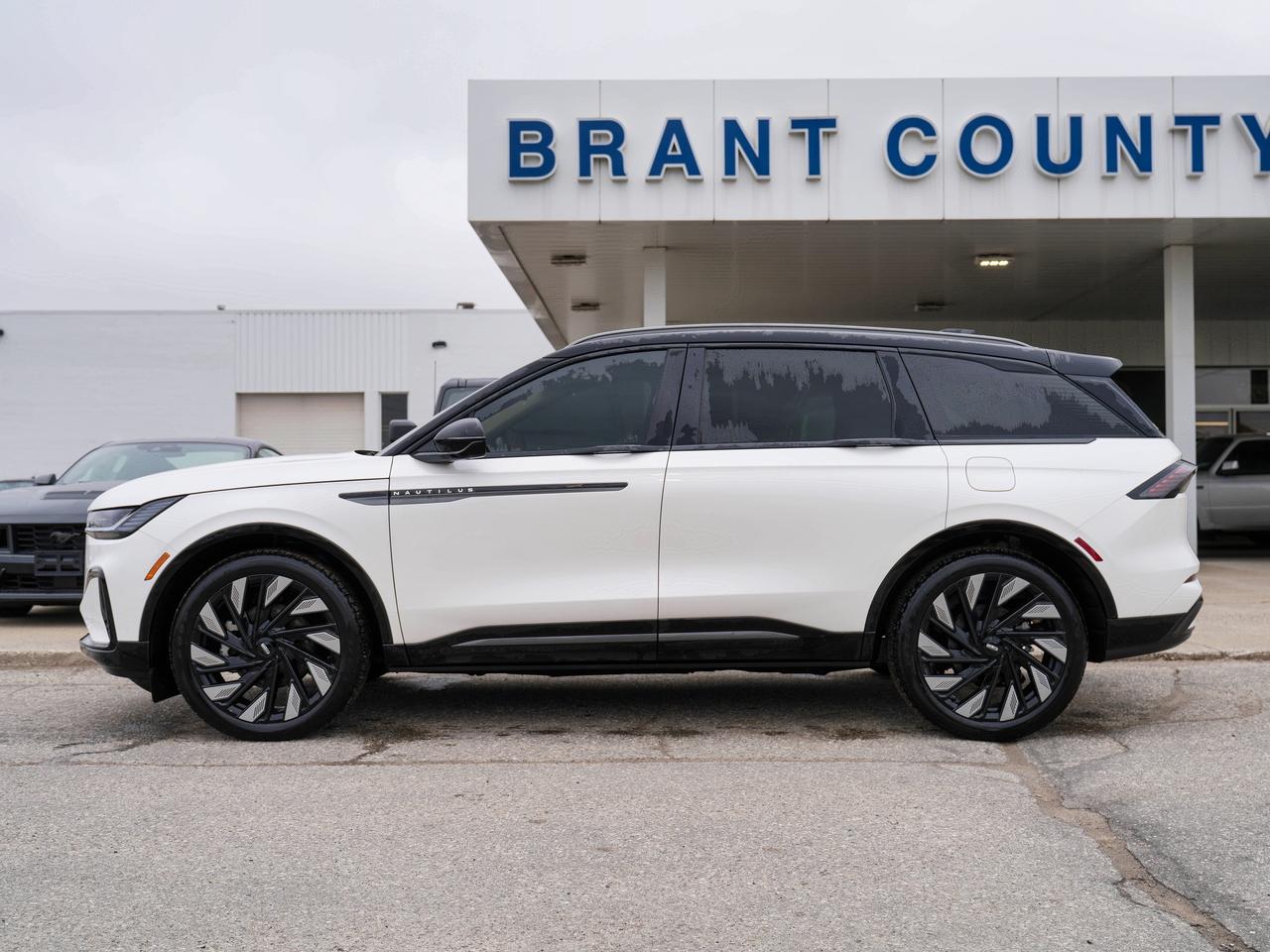 2025 Lincoln Nautilus RESERVE AWD | PANO ROOF | LEATHER | JET PKG! Photo2