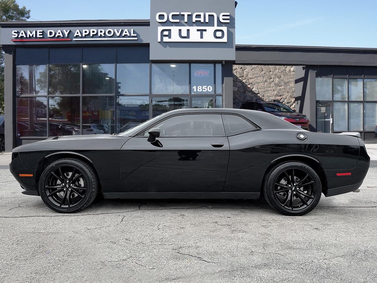 2017 Dodge Challenger 2dr Cpe SXT Plus Photo2