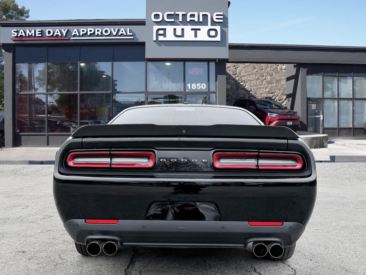 2017 Dodge Challenger 2dr Cpe SXT Plus Photo4