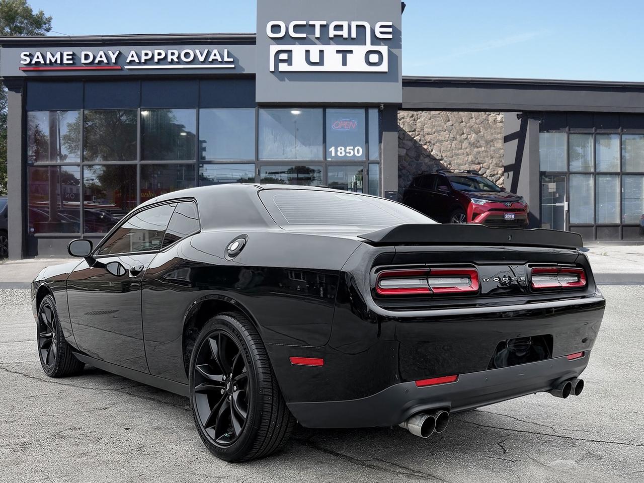 2017 Dodge Challenger 2dr Cpe SXT Plus Photo3