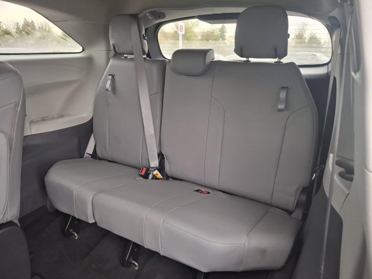 2022 Toyota Sienna XLE | Leather | Sunroof | Heated Wheel + Seats | Power Sliding Doors + Hatch | CarPlay and More ! Photo