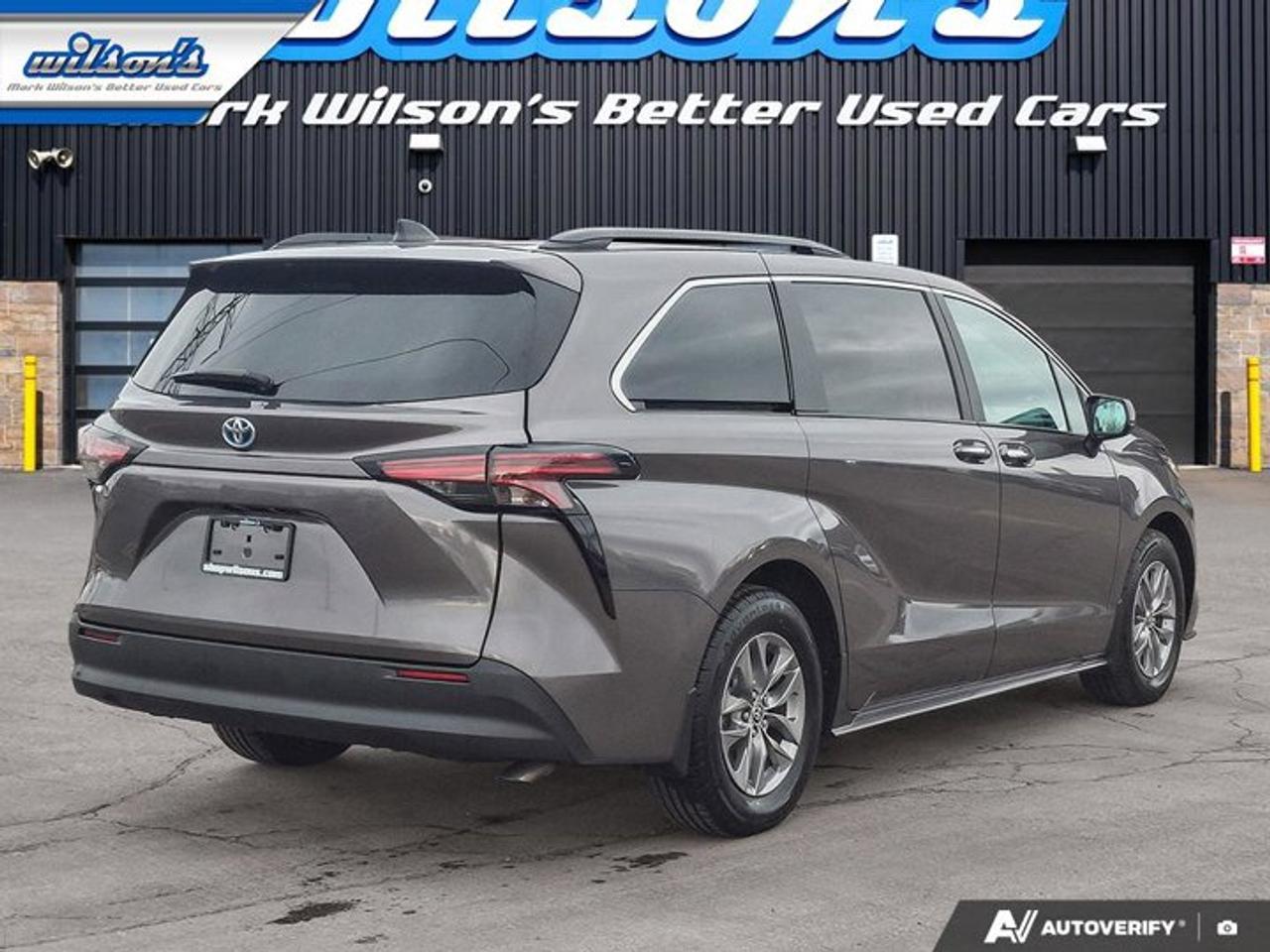 2022 Toyota Sienna XLE | Leather | Sunroof | Heated Wheel + Seats | Power Sliding Doors + Hatch | CarPlay and More ! Photo