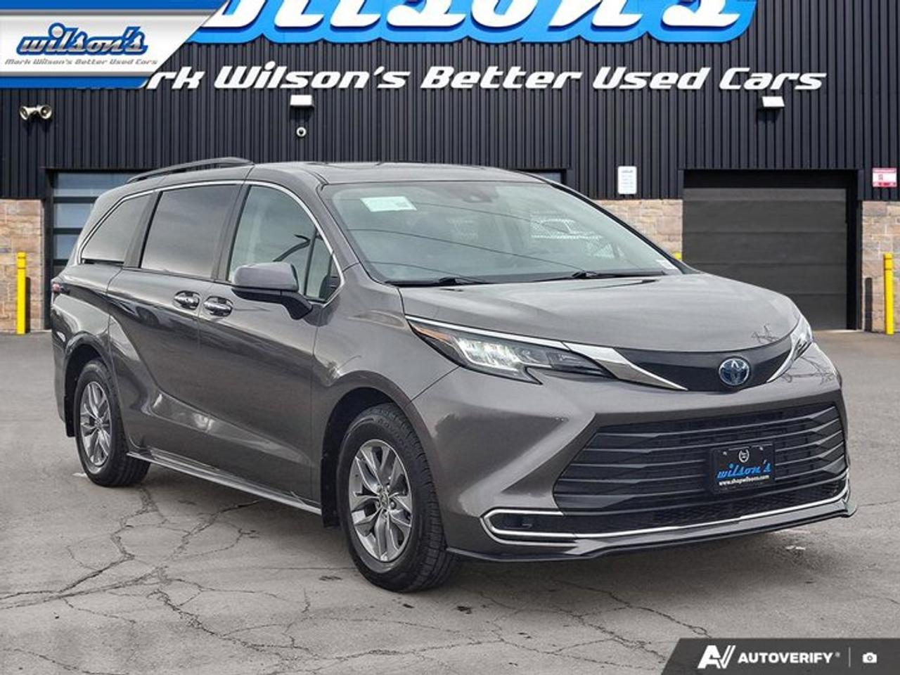 2022 Toyota Sienna XLE | Leather | Sunroof | Heated Wheel + Seats | Power Sliding Doors + Hatch | CarPlay and More ! Photo