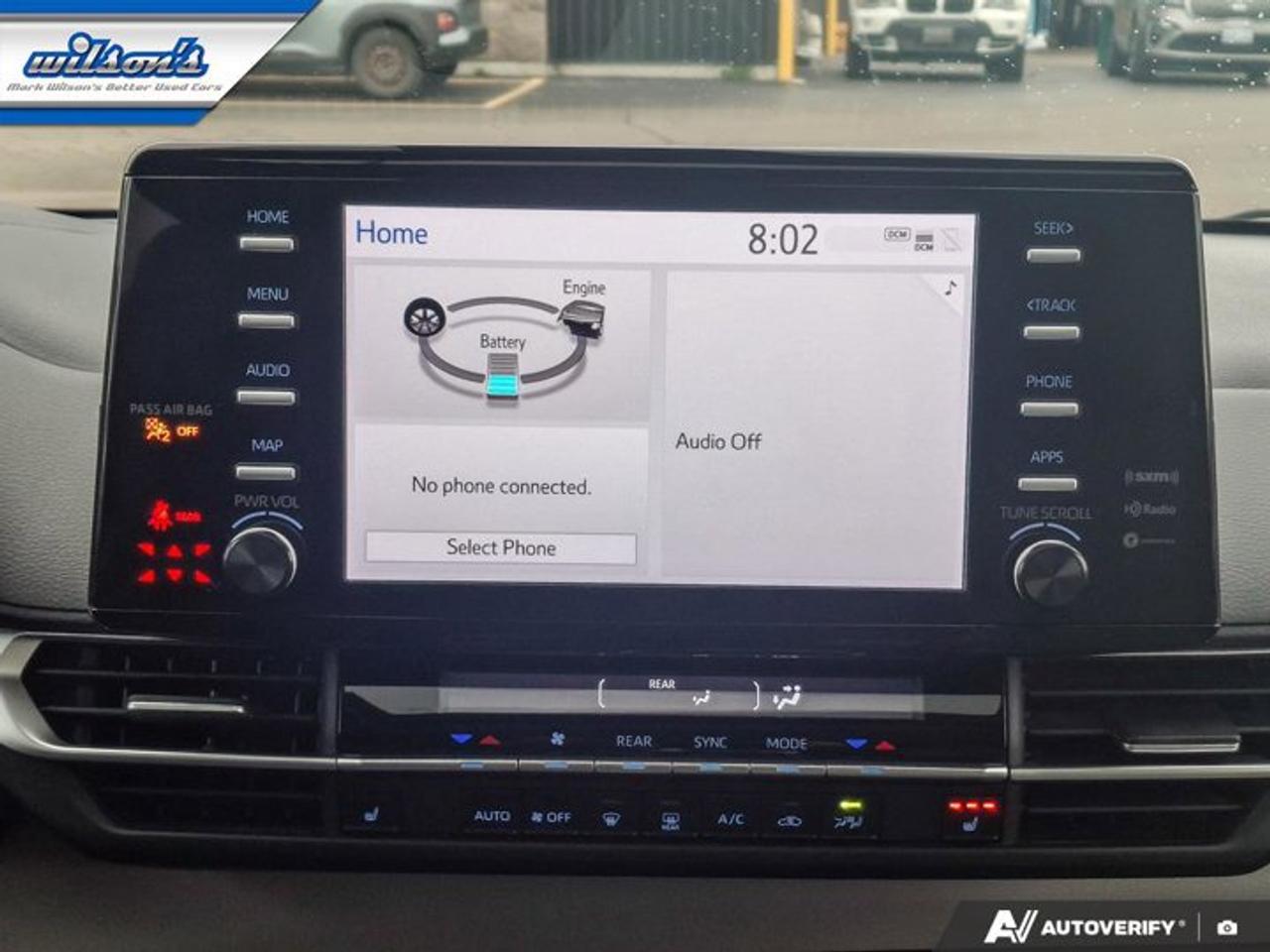 2022 Toyota Sienna XLE | Leather | Sunroof | Heated Wheel + Seats | Power Sliding Doors + Hatch | CarPlay and More ! Photo
