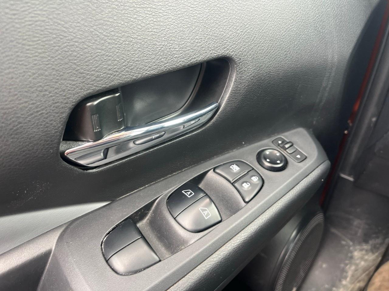 2023 Nissan Kicks SR FWD Photo