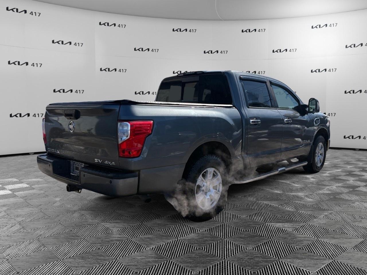 2017 Nissan Titan 4WD Crew Cab SV Photo4