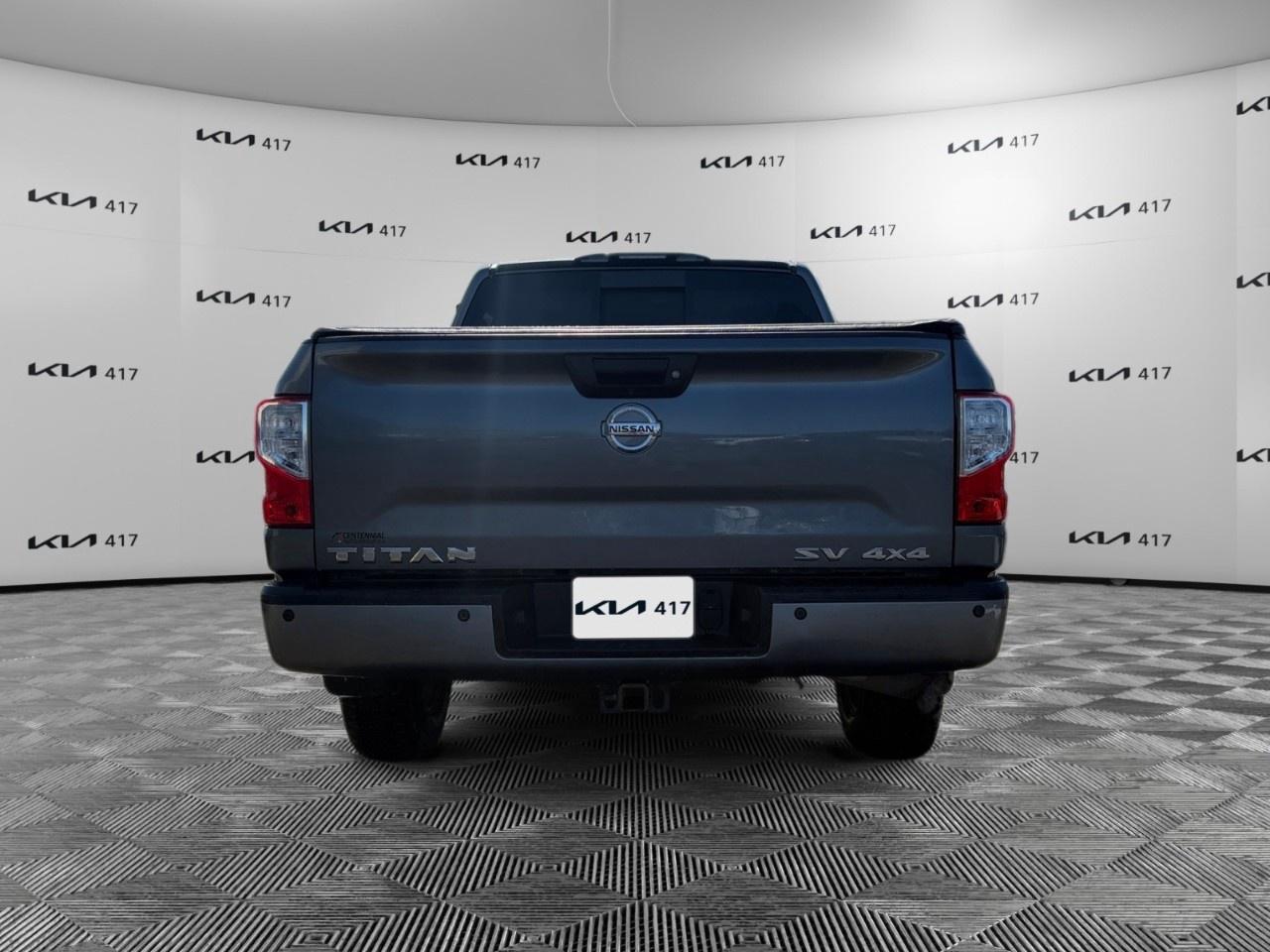 2017 Nissan Titan 4WD Crew Cab SV Photo3