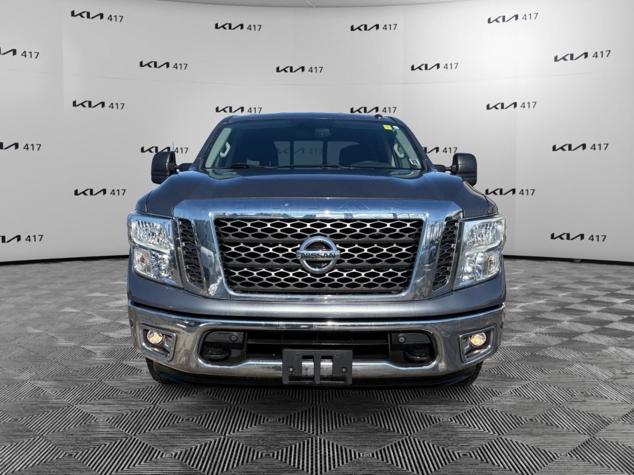 2017 Nissan Titan 4WD Crew Cab SV Photo