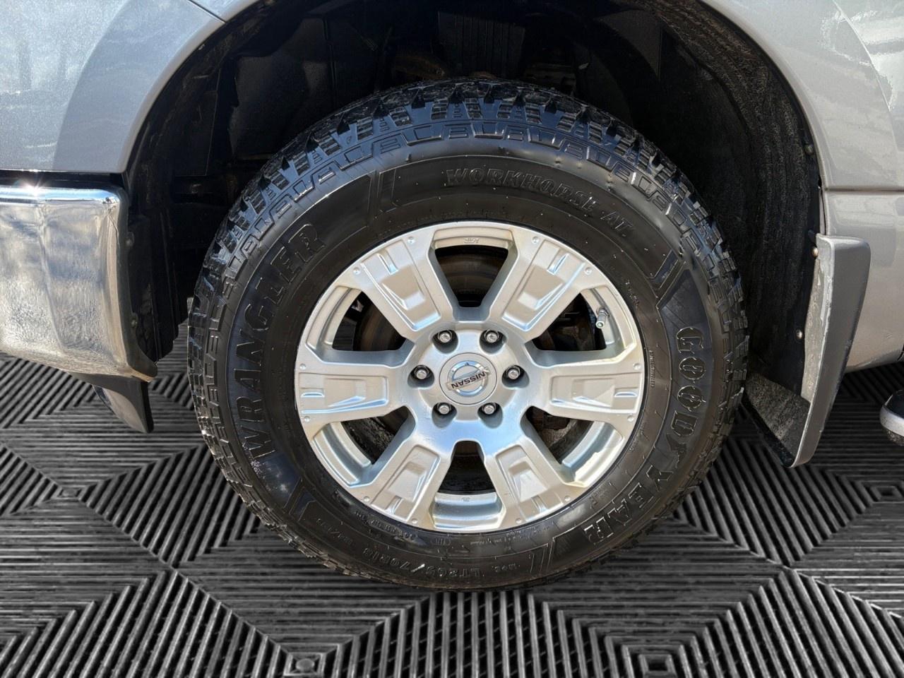 2017 Nissan Titan 4WD Crew Cab SV Photo