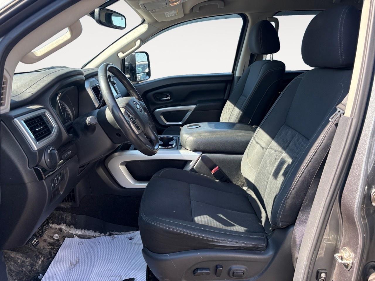 2017 Nissan Titan 4WD Crew Cab SV Photo