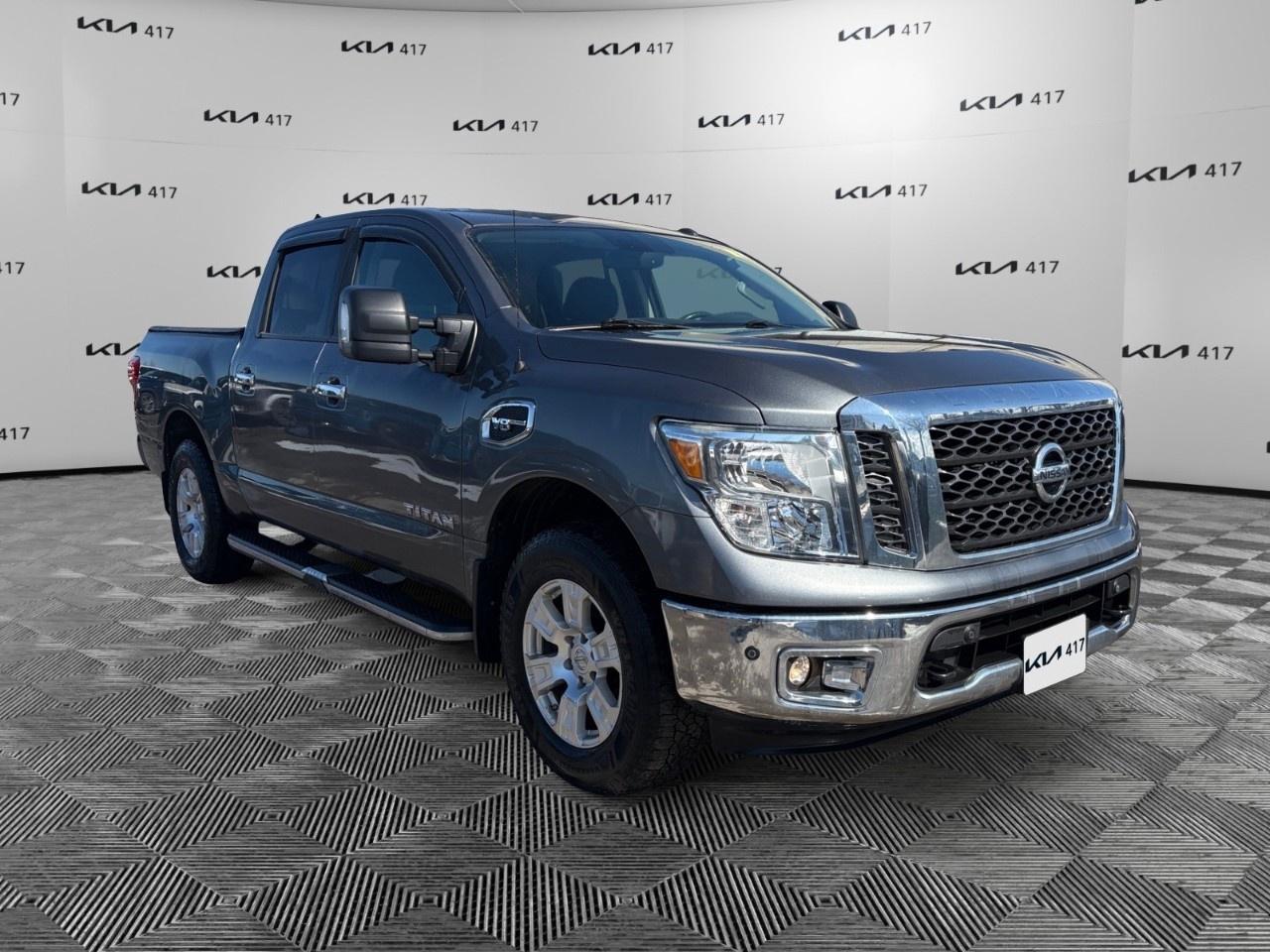 2017 Nissan Titan 4WD Crew Cab SV Photo