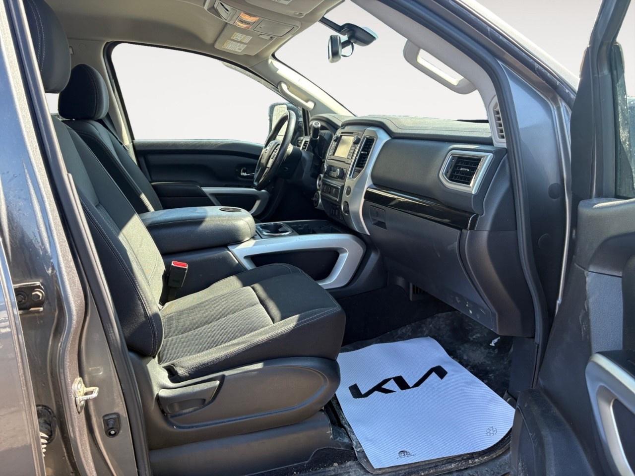 2017 Nissan Titan 4WD Crew Cab SV Photo