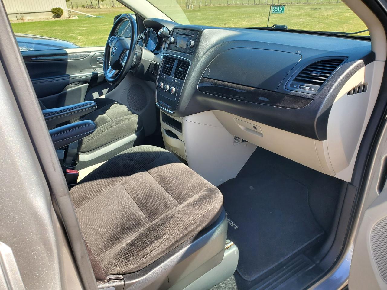 2015 Dodge Grand Caravan SXT Photo3