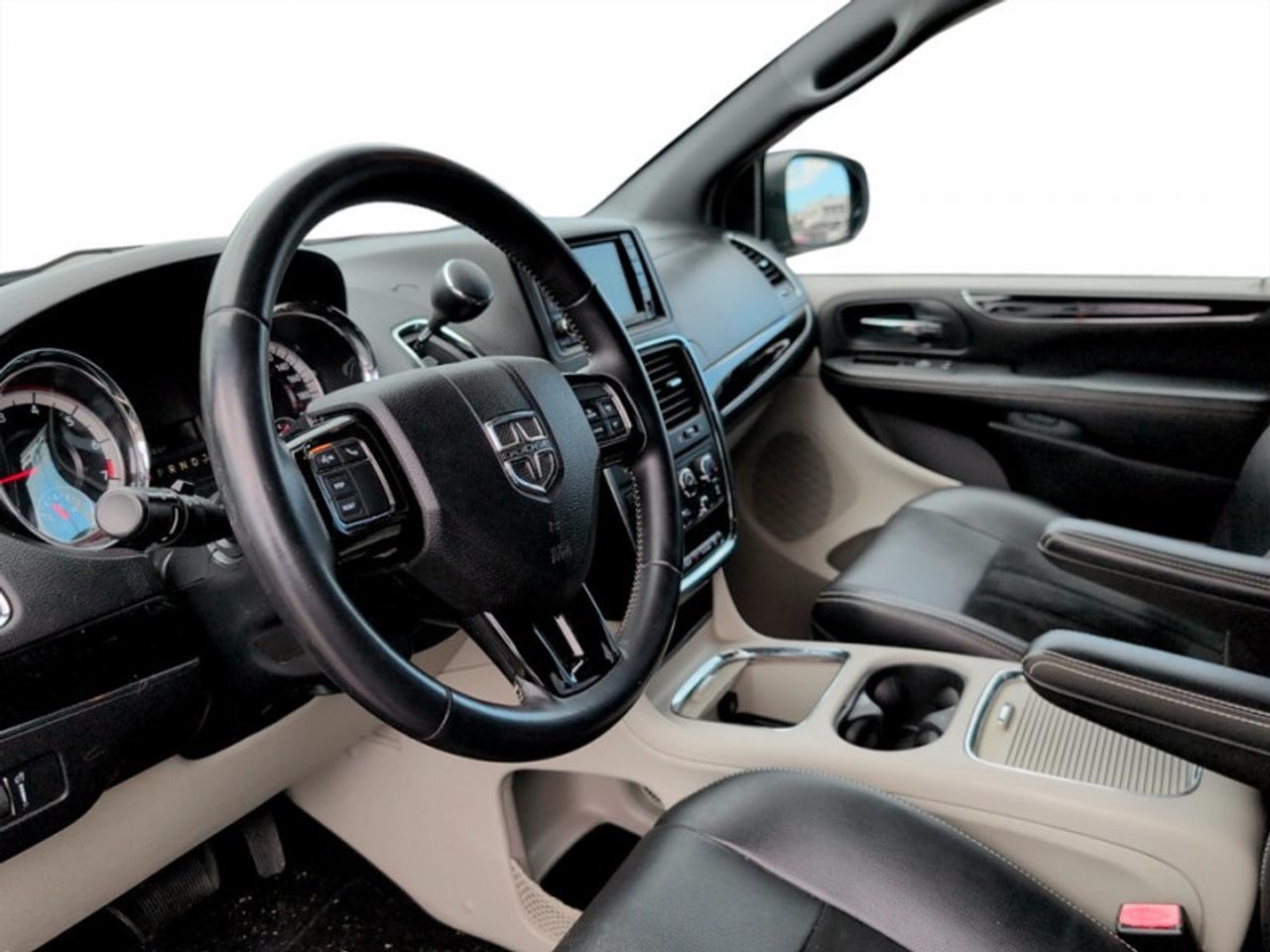 2016 Dodge Grand Caravan SXT Photo