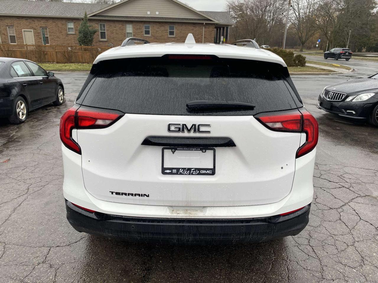 2021 GMC Terrain FWD 4DR SLE Photo