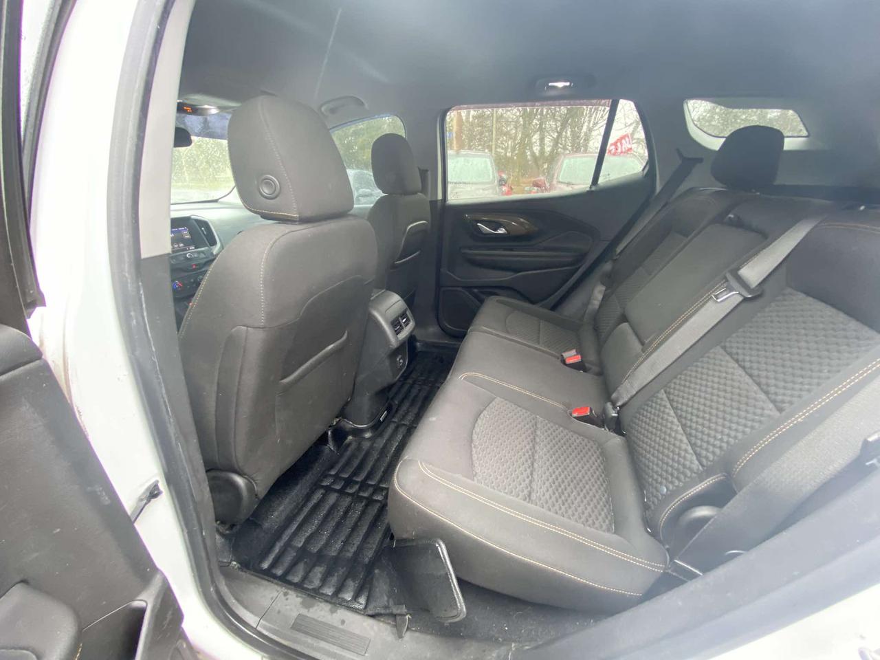 2021 GMC Terrain FWD 4DR SLE Photo3