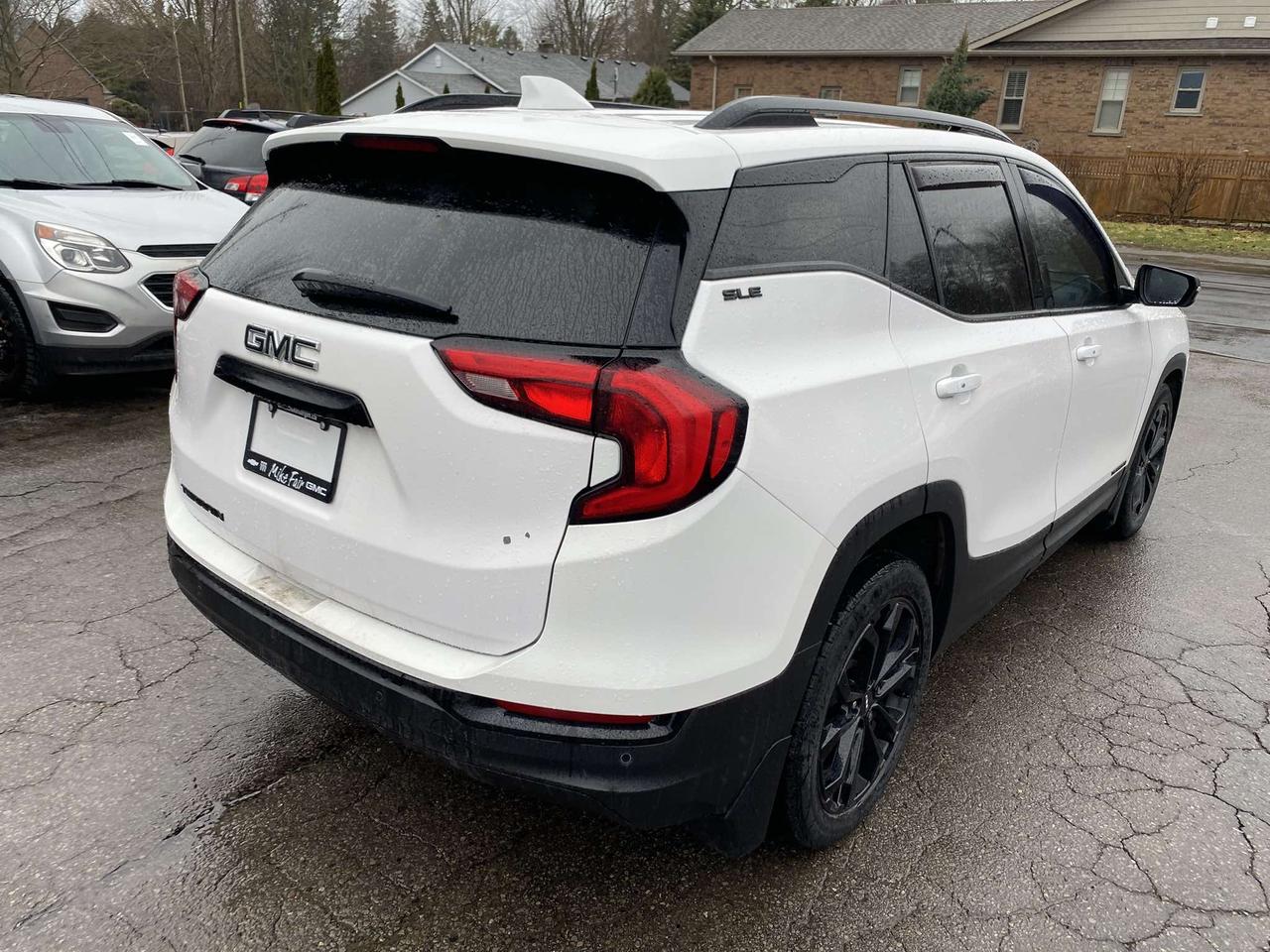 2021 GMC Terrain FWD 4DR SLE Photo4