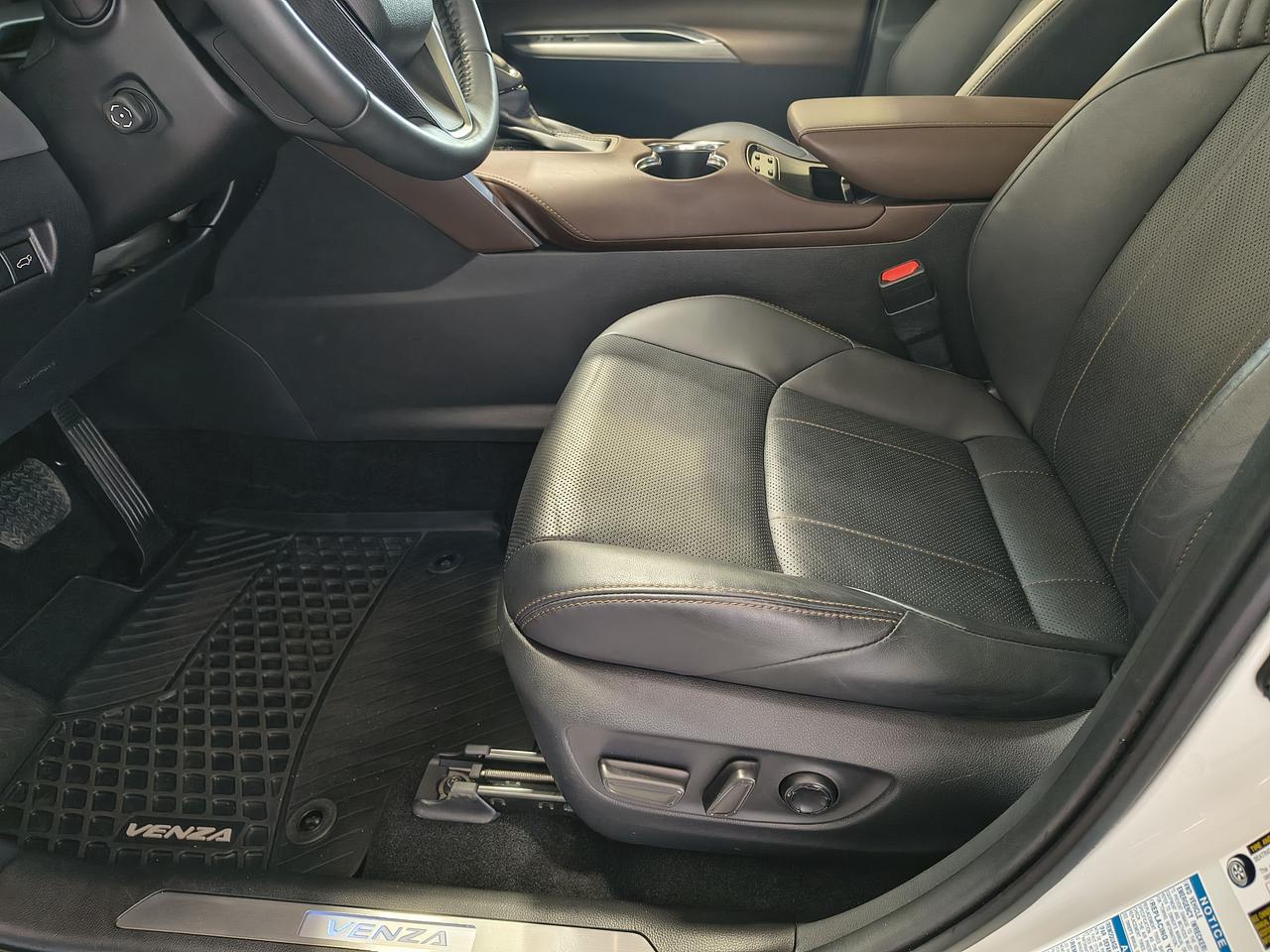 2022 Toyota Venza LIMITED Photo