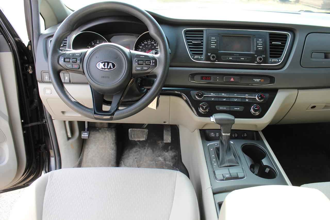 2017 Kia Sedona L Photo